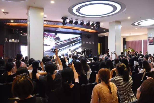 2018年UG环球亚洲音乐奖学金郑州师范学院启动仪式<br />暨UG环球海外艺术家爱德华·昆斯音乐会&远程实验公开课圆满结束
