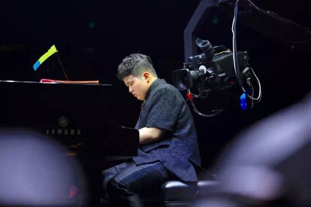 歌声悠扬，唱出时代记忆，琴声悦耳，奏响希望乐章 <br> 2018“我爱你中国?纪念改革开放40周年”经典歌曲上海演唱会圆满落幕