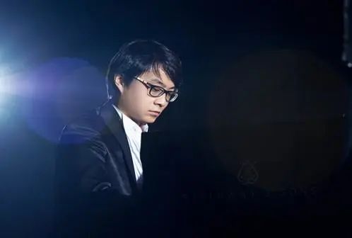 宋思衡的“宅抗疫” | 挑战主播、筹集口罩、闭关作曲，这位取消了20场演出的钢琴家原来这么忙！