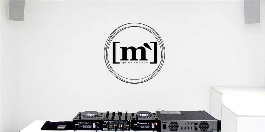 UG环球帮助Metamorfosi酒吧中的工匠们